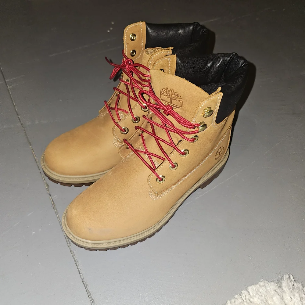 Timberland Women's Tan Boots with Red Laces - Picture 2 of 4